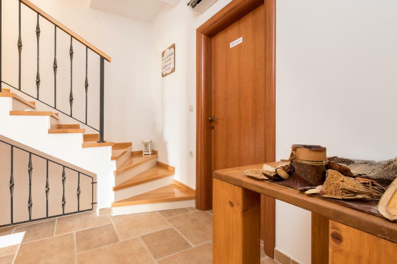 Holiday Home Harmony Zrnovnica Exterior photo